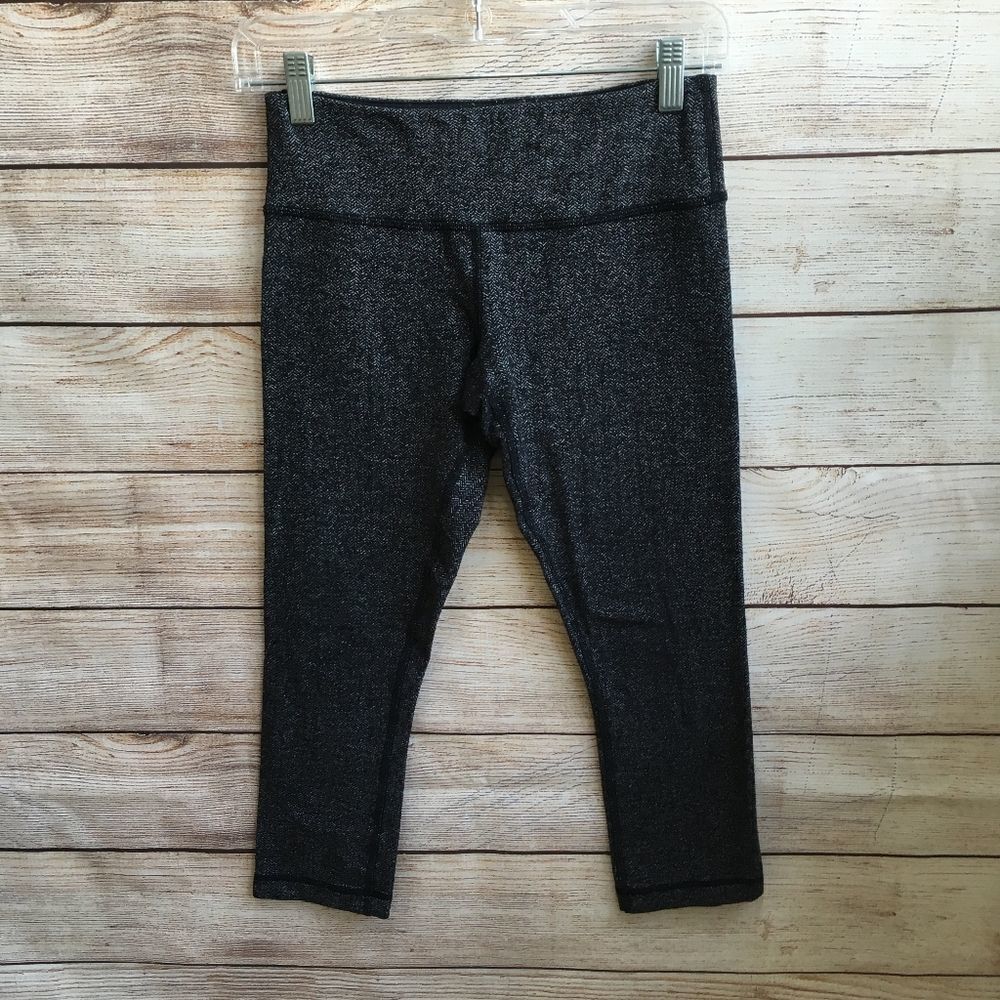 LULULEMON CROP LEGGINGS IN BLACK/GRAY